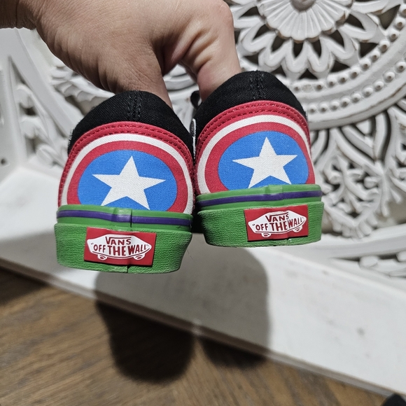Vans Old School Marvel Skateboard Avengers Low Top Suede Sneakers Kids 2.5 - Picture 3 of 7
